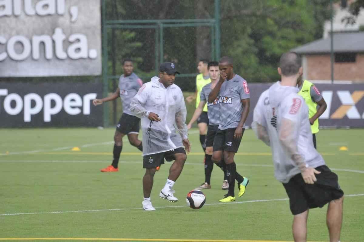 Volante Elias participou nesta quinta-feira do seu primeiro treino como jogador do Atltico. Roger Machado comandou uma atividade com bola utilizando atletas que no jogaram ou atuaram pouco diante do Cruzeiro