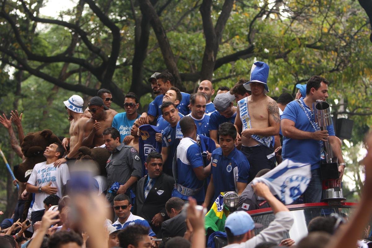 Depois de vencer o Vitria por 3 a 1 no Barrado, em Salvador, na noite de 13 de novembro de 2013, e confirmar o tricampeonato brasileiro, o Cruzeiro desembarcou em Confins numa quinta-feira e foi recebido por milhares de pessoas nas ruas de Belo Horizonte. O elenco desfilou em carro pela Avenida Antnio Carlos, pela Avenida Afonso Pena, no Centro, e foi em direo  sede do Barro Preto. Esta, sem dvida, foi a festa que envolveu o maior nmero de pessoas na capital mineira.