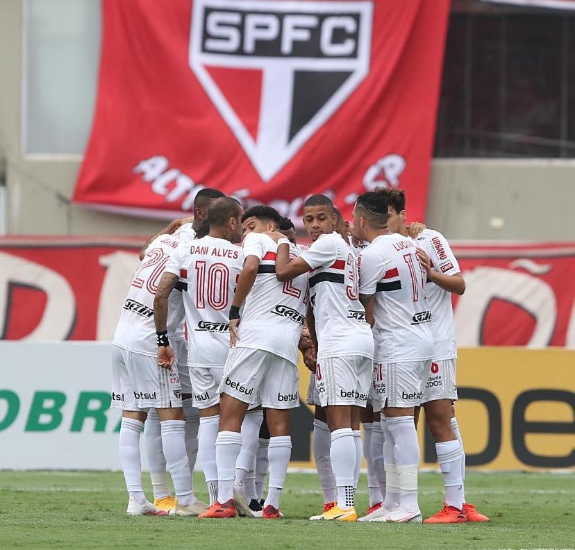 5 lugar - So Paulo - 3 vitrias e 3 empates (12 pontos)
