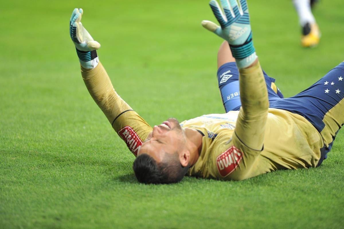 Depois da vitria por 5 a 3 nos pnaltis, que teve Fbio como heri, jogadores e comisso tcnica comemoraram muito no gramado do Mineiro. Capito Henrique ergueu a taa do penta no Gigante