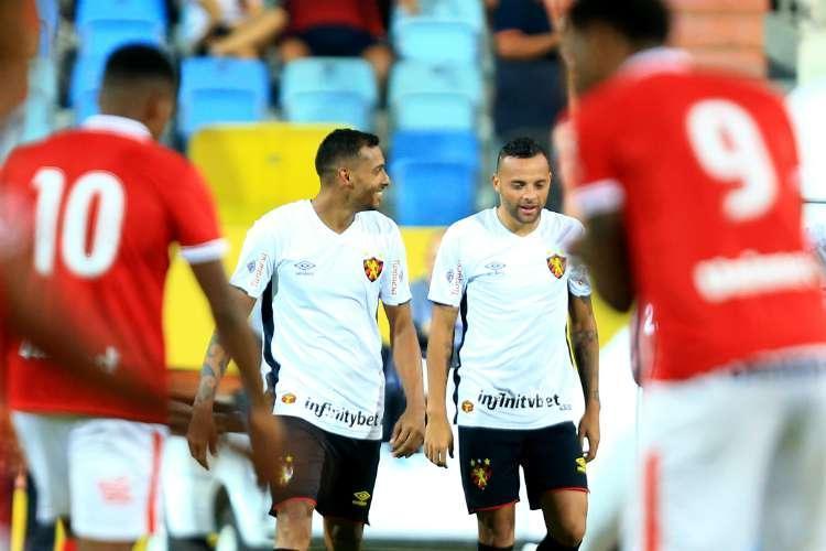 O segundo uniforme da Umbro foi lançado no mesmo dia e estreou logo no jogo seguinte. Na vitória por 2 a 0 sobre o Vila Nova, em Goiás, o Sport vestiu uma camisa branca, com uma barra preta lateral. O padrão se destacou pela simplicidade. Na foto: atacantes Élton e Guilherme.