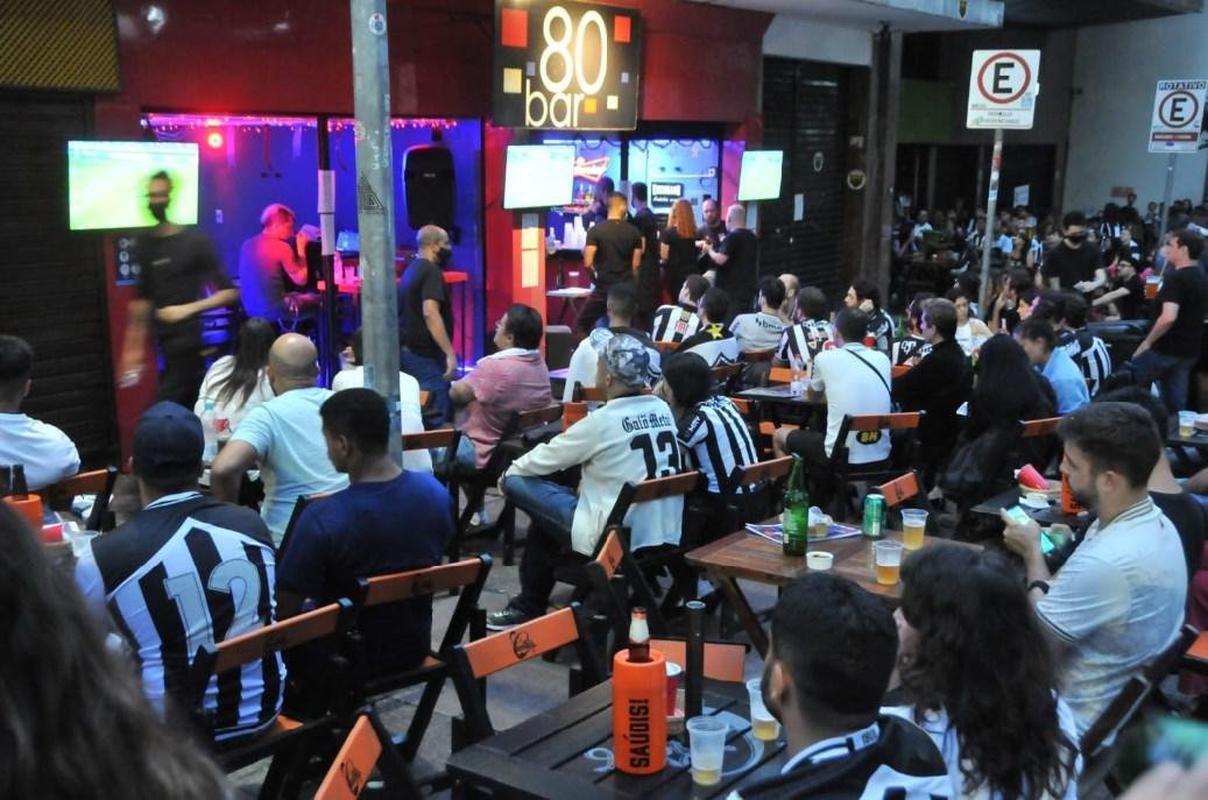 Atleticanos na Savassi durante jogo do ttulo brasileiro contra o Bahia