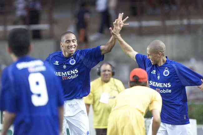 Jussi e Alex marcaram duas vezes cada na goleada do Cruzeiro sobre o Amrica no jogo de volta da semifinal do Campeonato Mineiro de 2004