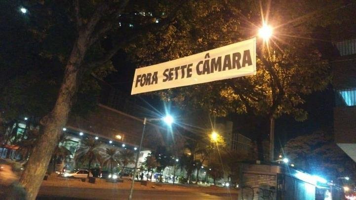 Faixas críticas ao presidente Sette Câmara e ao diretor Rui Costa