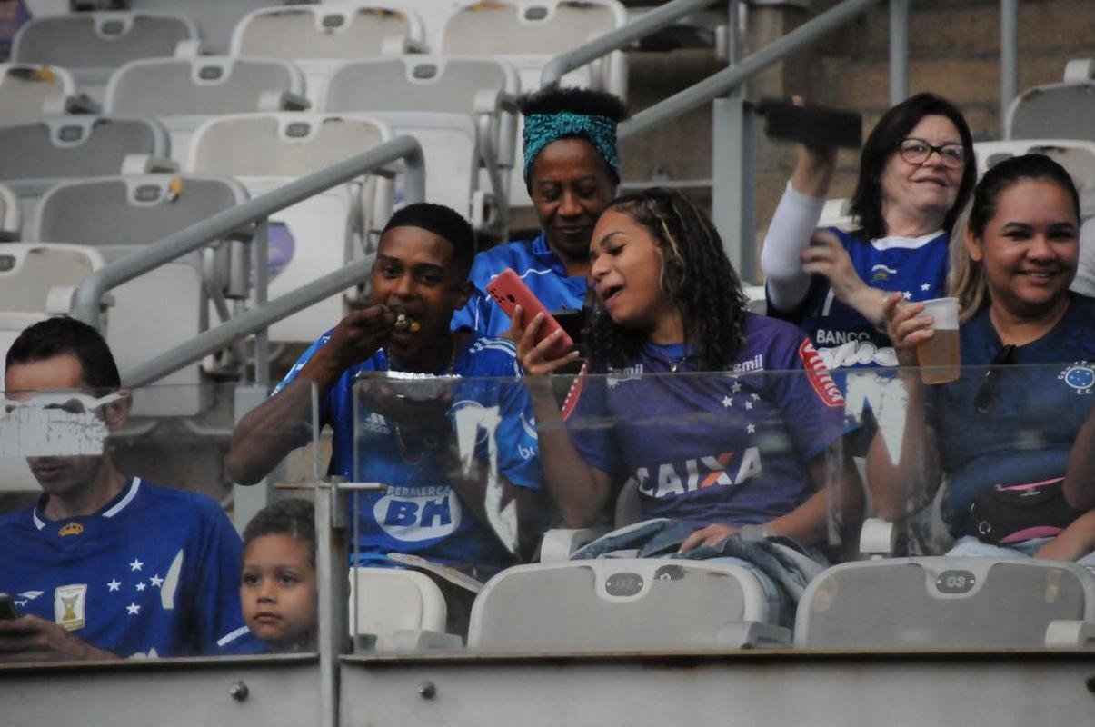 Fotos da chegada da torcida do Cruzeiro ao Mineiro na partida contra o CRB pela Srie B do Brasileiro; longas filas de formaram na esplanada antes da partida