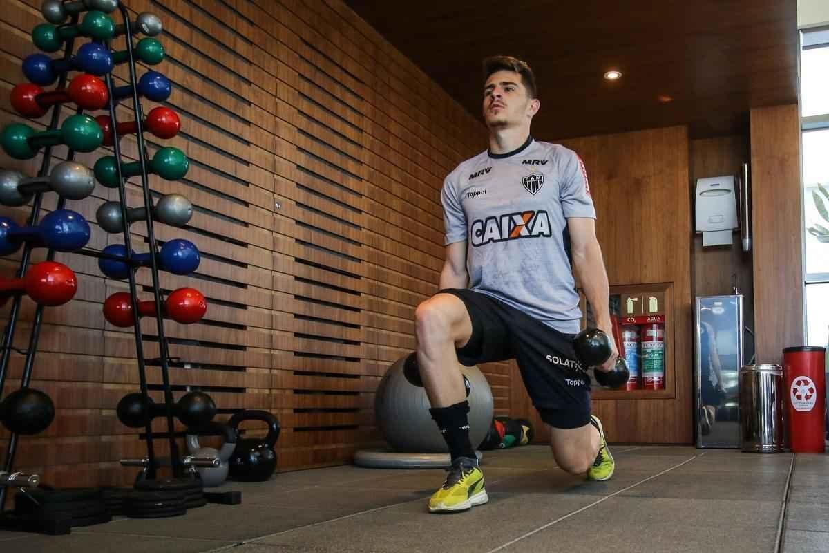 Sem tempo para lamentar os pontos deixados para trs no Rio de Janeiro, nesta segunda-feira, o Atltico fez seu primeiro treino na preparao visando o confronto contra o Santos pela 13 rodada do Campeonato Brasileiro. Ainda na capital fluminense, os jogadores do Galo tiveram uma atividade regenerativa na academia do hotel em que a delegao alvinegra ficou hospedada. O grupo atleticano chega a Belo Horizonte no fim desta tarde e, na tera, faz o ltimo treino antes do duelo contra o Peixe, s 19h30 de quarta, no Independncia.