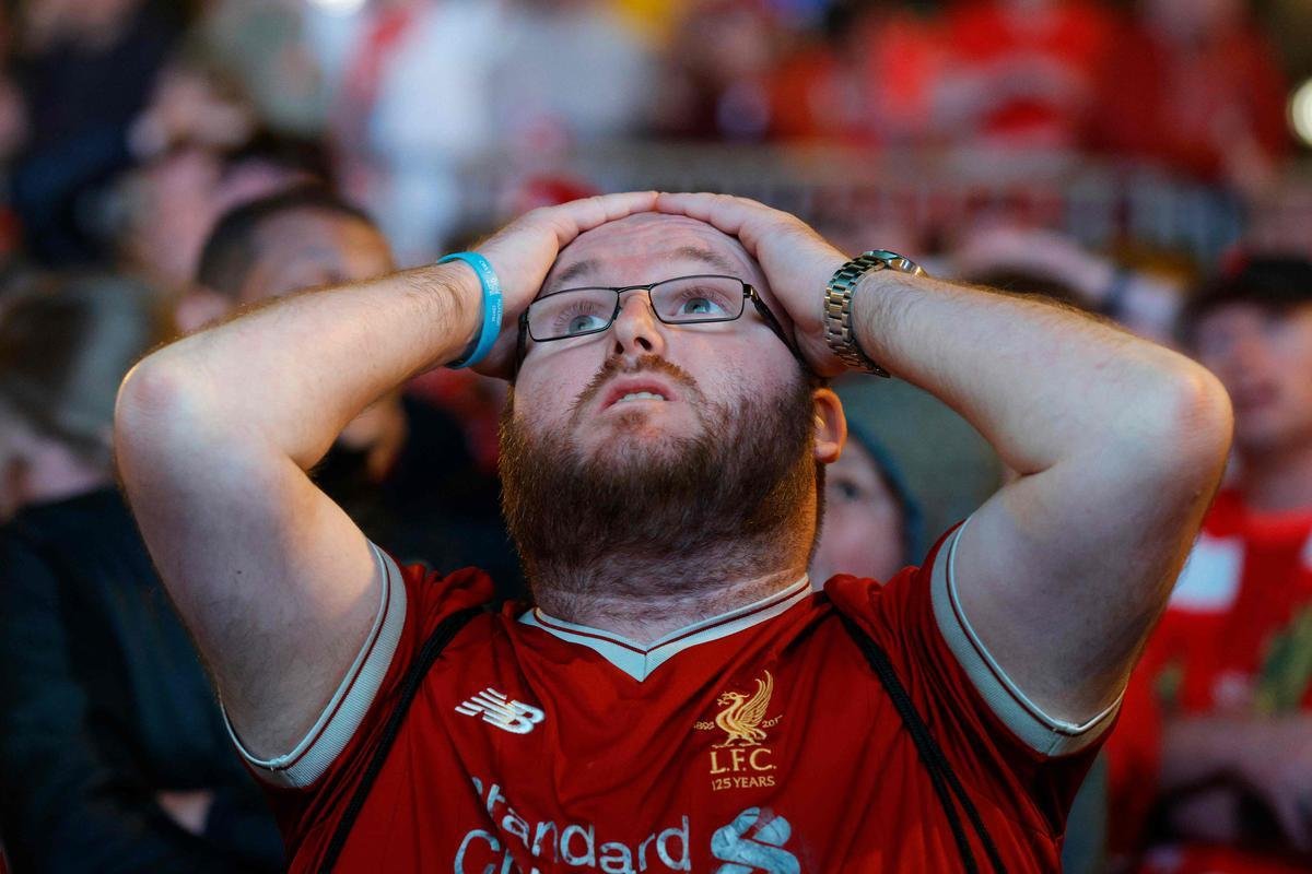 Fotos da decepo de torcedores e jogadores do Liverpool com a perda do ttulo da Champions League