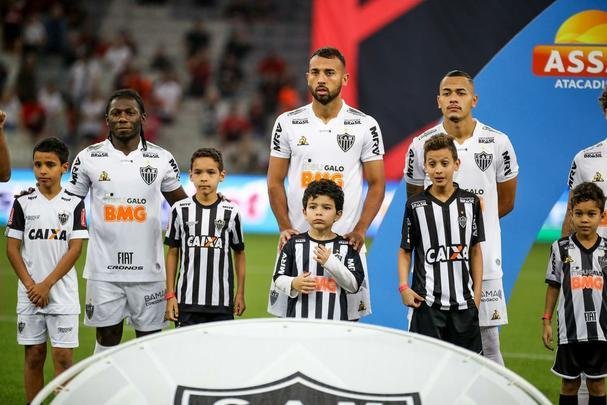 Galo perdeu muitas chances e acabou tropeando em Curitiba