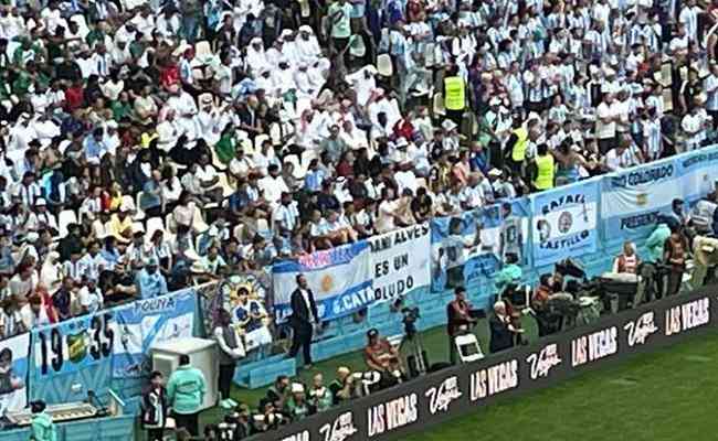 Argentinos ofendem Daniel Alves em faixa durante jogo da Copa do Mundo