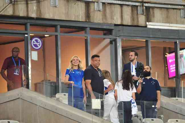Ronaldo was greeted in a special way by Cruzeiro fans ahead of their match against Vasco at Mineirão for Matchday 31 of Serie B.  The phenomenon was accompanied by his wife Celina.