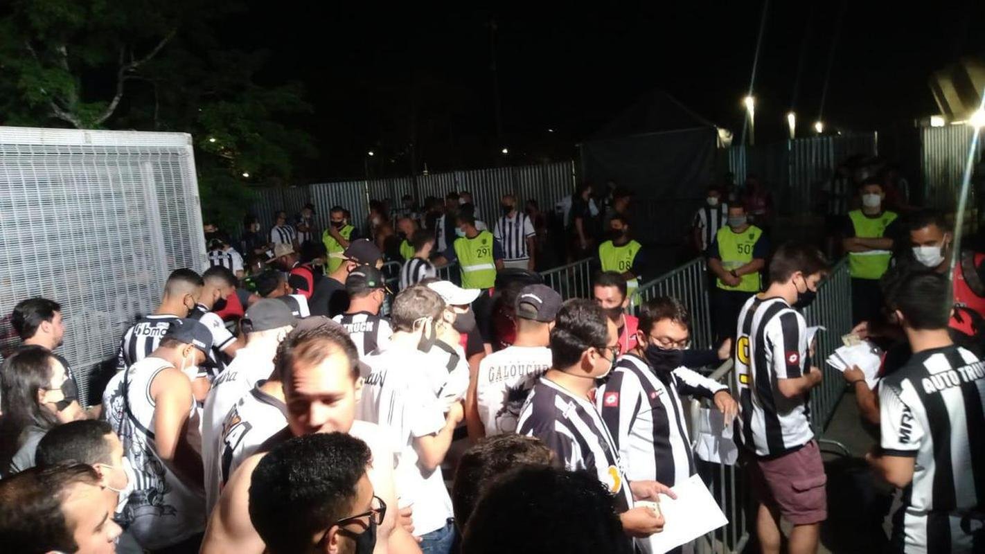 Fotos da torcida do Atltico no pr-jogo contra o Palmeiras no Mineiro