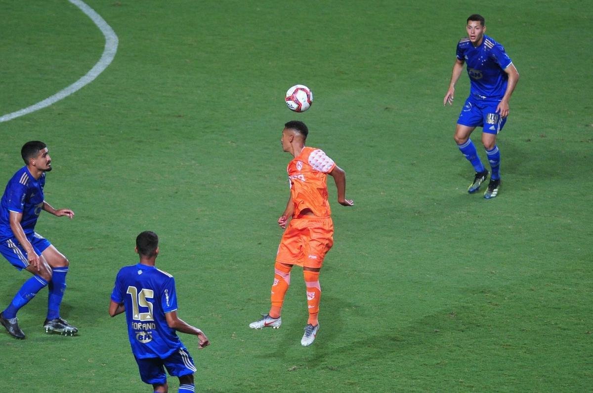 Fotos de Coimbra x Cruzeiro, no Independncia, pela 8 rodada do Mineiro. William Pottker e Felipe Augusto fizeram os gols da vitria celeste por 2 a 0.