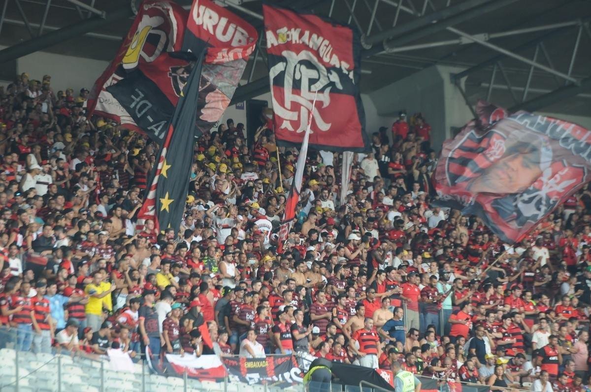 Torcidas de Cruzeiro e Flamengo fizeram a festa em duelo das equipes no Mineiro