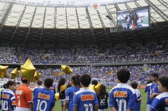 Torcida do Cruzeiro compareceu em grande nmero ao Mineiro e fez muita festa