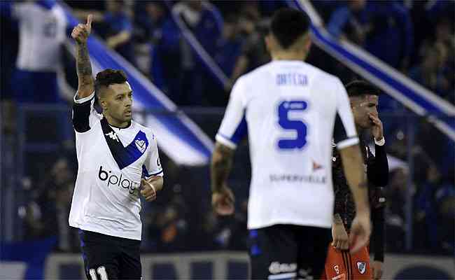 Lucas Janson celebra o gol de pênalti que deu a vantagem ao Vélez em casa
