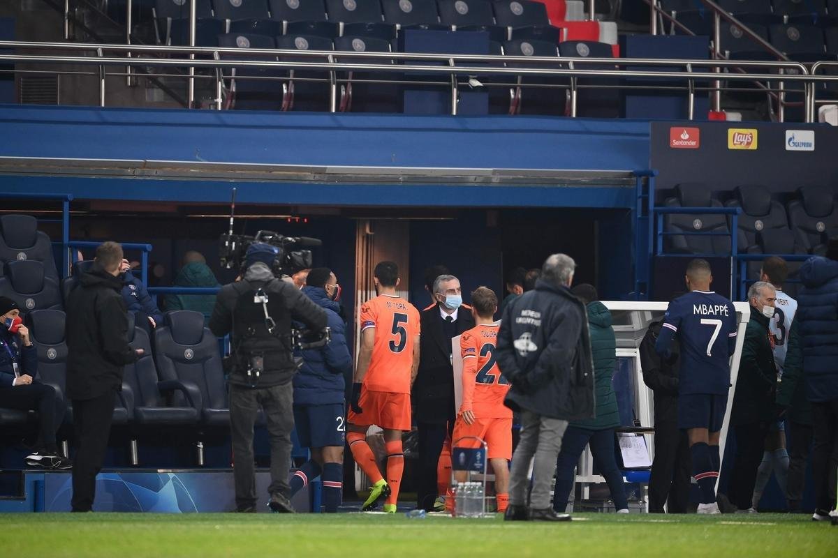 Jogadores de PSG e Basaksehir abandonam jogo aps acusao de ofensa racista 