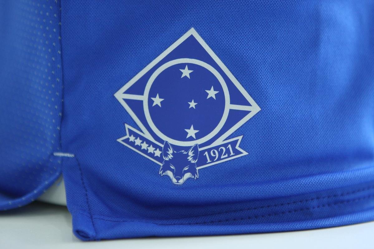 Imagens da camisa principal do Cruzeiro para a temporada de 2019