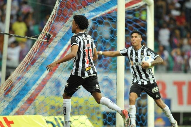Galo venceu o Bahia de virada, por 3 a 2, com gols de Hulk, de p�nalti, e Keno, em duas finaliza��es perfeitas. Com resultado, clube se sagrou bicampe�o brasileiro ap�s 50 anos