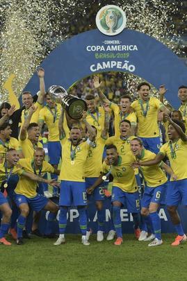 Seleção Brasileira derrota Peru por 3 a 1, conquista Copa América e ergue a taça no Maracanã; veja as fotos da festa do Brasil