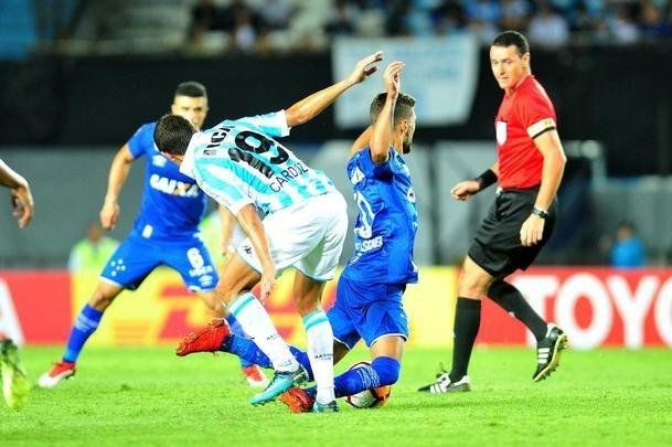 No segundo tempo, Lautaro Martnez marcou o terceiro dele no jogo, Robinho fez de falta para o Cruzeiro e Solari deu nmeros finais ao placar: Racing 4 x 2 Cruzeiro