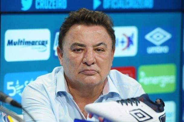 Fotos da apresentao de Adilson Batista como novo tcnico do Cruzeiro. Tcnico teve reunio com jogadores na Toca da Raposa II, falou com a imprensa e depois comandou seu primeiro treino