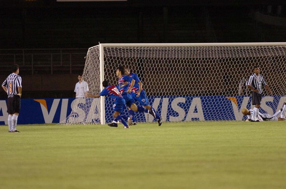 No primeiro jogo, em 12 de abril de 2006, no Mineiro, o Fortaleza venceu o Atltico por 2 a 0, gols de Alan e Preto Casagrande.