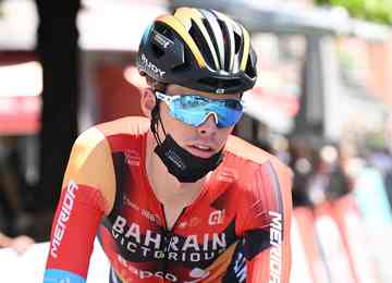Gino Mader, de 26 anos, morreu após cair em um barranco na parte final da tradicional competição de ciclismo. Assessoria do time lamentou o ocorrido.