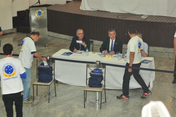 Fotos da eleio presidencial no Cruzeiro. Parque esportivo do Barro Preto, em BH, esteve lotado durante tarde e noite desta segunda-feira