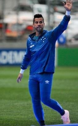 Jogadores, integrantes da comisso tcnica e dirigentes do Cruzeiro recebem faixas alusivas ao ttulo da Copa do Brasil