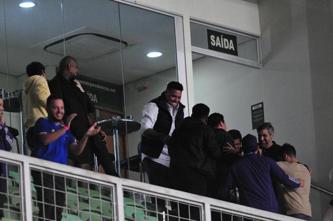 Investidor do Cruzeiro, Ronaldo marca presena em jogo contra o Grmio no Independncia 