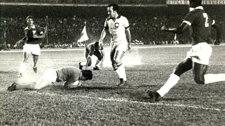 Em amistoso disputado em 1969, Atlético venceu a Seleção Brasileira por 2 a 1, no Mineirão. Amauri Horta e Dario marcaram para os donos da casa, enquanto Pelé descontou para os visitantes.