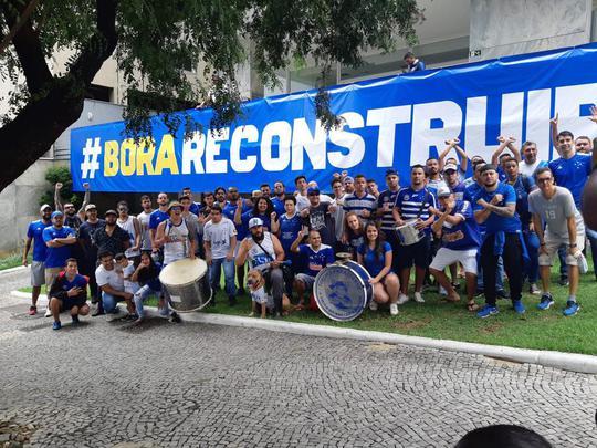 Movimentação na porta da Sede Administrativa do Cruzeiro para o lançamento do 'sócio reconstrução'