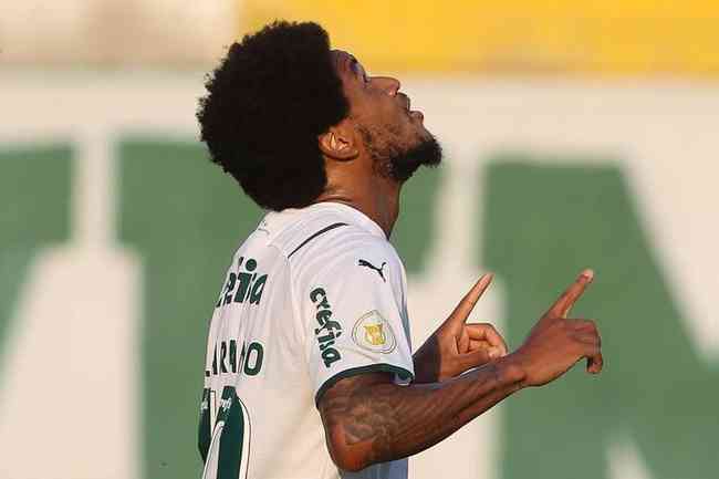 Luiz Adriano comemora gol do Palmeiras contra a Chapecoense