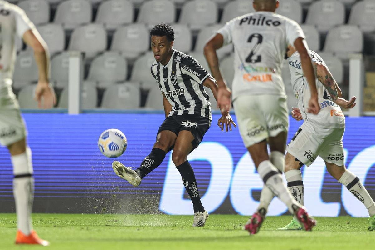 Fotos do jogo entre Santos e Atltico, na Vila Belmiro, em Santos, pela stima rodada do Campeonato Brasileiro de 2021