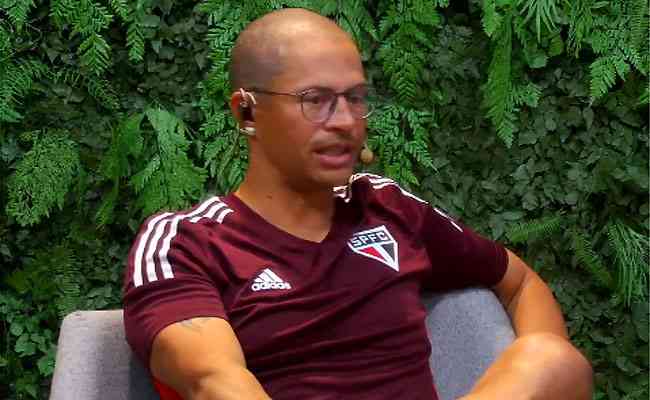 Atual técnico do time sub-20 do São Paulo, Alex relembra 'tríplice coroa' 