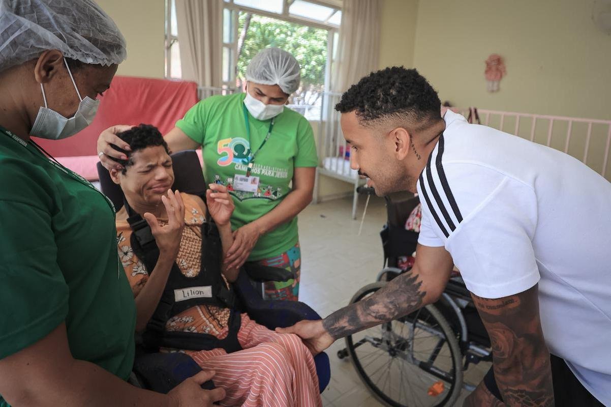 Jogadores do Atltico visitam Ncleo Assistencial Caminhos para Jesus