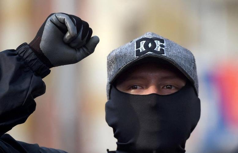 Realização do jogo entre América de Cáli e Atlético no Estádio Romelio Martinez, em Barranquilla, pela Copa Libertadores, indignou manifestantes que protestam contra o governo do presidente Iván Duque. País vive caos social, com greves, paralisações, manifestações violentas e choques com a polícia. Ainda assim, Conmebol confirmou partida, o que gerou revolta.