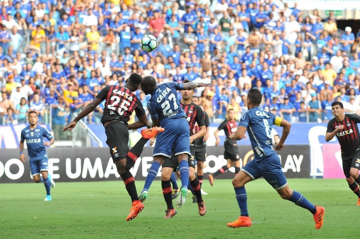 Fotos do jogo entre Cruzeiro e Atltico-PR, no Mineiro, pela 32 rodada do Brasileiro