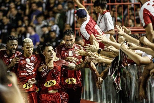 Náutico foi melhor no primeiro tempo e terminou a etapa inicial vencendo pelo placar de 1 a 0, com gol do meia Jean Carlos.