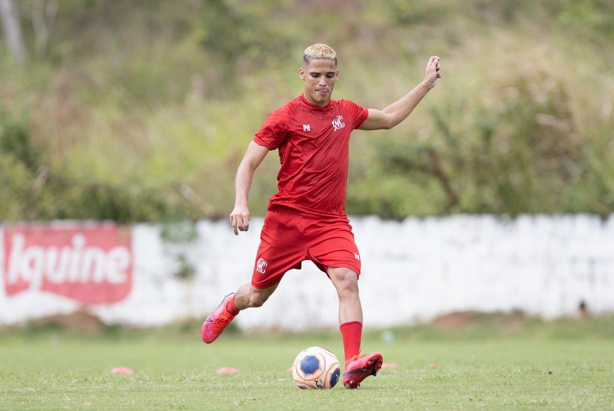 Jogadores do Náutico seguem trainando no CT Wilson Campos, sob a supervisão do técnico Gimar Dal Pozzo. Atletas e membros da comissão técnica são submetidos às medidas de saúde para evitar o contato e gerar possível foco de Covid-19.