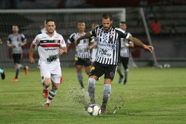Santa Cruz e Botafogo-PB se enfrentaram pela 12ª rodada da Série C do Campeonato Brasileiro para se manterem na briga pelo G4