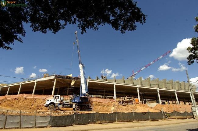 08/03/2012 - rea externa do estdio comea a ganhar nova cara com a construo da esplanada.