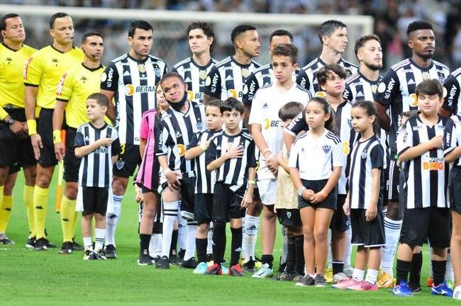 Mascotinhos do Atltico no jogo contra o Juventude, no Mineiro, pelo Campeonato Brasileiro de 2022