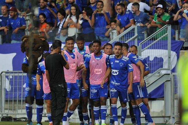 Com gol de Edu, Cruzeiro venceu Brusque por 1 a 0 no Mineiro pela segunda rodada da Srie B. Time e comisso tcnica comemoraram com a torcida no Gigante da Pampulha