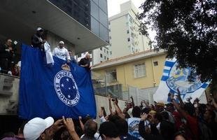 Novo reforo do Cruzeiro, Jlio Baptista foi recepcionado pelo presidente Gilvan de Pinho Tavares e acenou para torcedores da sacada da sede administrativa no Barro Preto