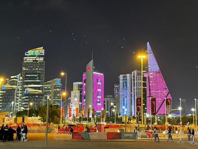 Prdios iluminados de Doka, no Catar, fazem homenagens a Pel, que se recupera de uma infeco respiratria e faz tratamento contra um cncer em So Paulo