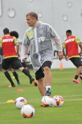 Na Cidade do Galo, atletas foram comandados por Diego Aguirre em primeiro treino do ano