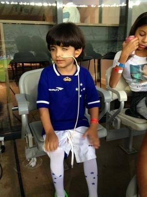 Matheus Teodoro Oliveira, de seis anos, foi convidado para assistir ao jogo entre Cruzeiro e Fluminense, pela Primeira Liga, em um dos camarotes do Mineiro. O garotinho sofre de displasia neuronal intestinal e a possvel cura passa por um transplante de intestino nos Estados Unidos. A campanha de arrecadao de recursos mobilizou milhares de pessoas desde outubro de 2015, quando ele foi ao Mineiro pela primeira vez, justamente na partida contra o Fluminense, pelo Campeonato Brasileiro. A famlia at conseguiu uma liminar na Justia exigindo que a Unio arque com todos os custos do tratamento em Miami, mas o governo recorreu.