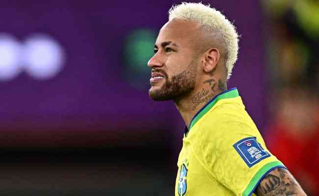 Neymar sofreu uma entorse no tornozelo na partida contra o Lille, pelo Campeonato Francs