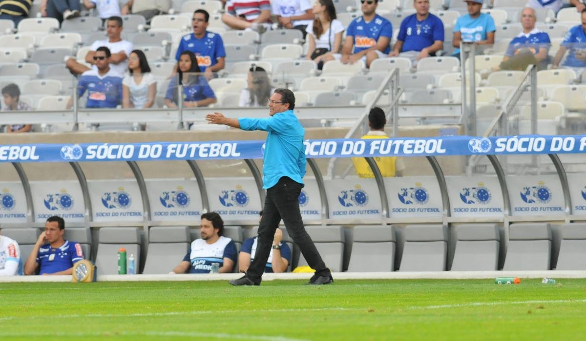 Vanderlei Luxemburgo foi contratado pelo Cruzeiro em junho de 2015. A estreia em clssicos foi em 6 de junho, pela 6 rodada do Campeonato Brasileiro. O Cruzeiro venceu o Atltico por 3 a 1, no Independncia, com gols de Jemerson (contra), Gabriel Xavier e Marquinhos. 